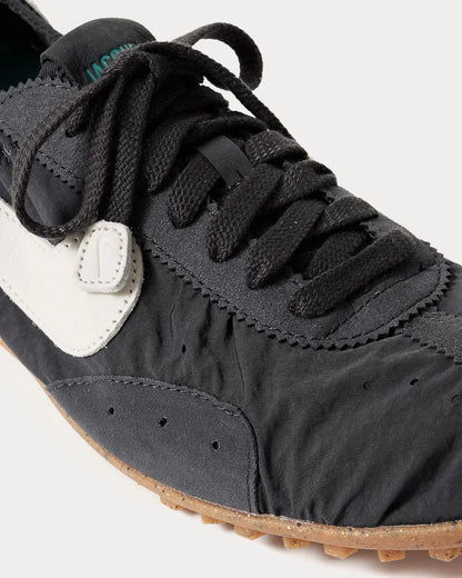Mond - Jacquemus + Nike Kollaboration Schuhe