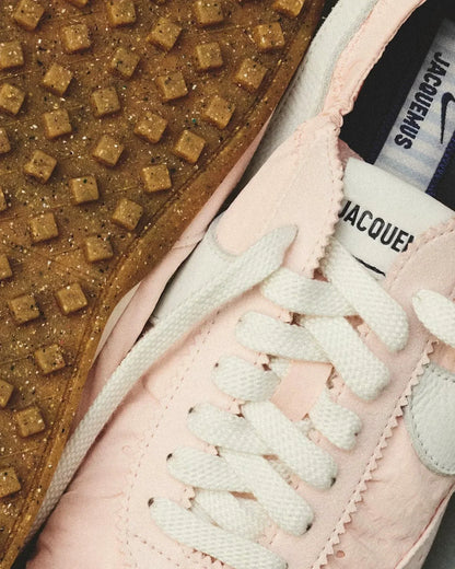 Mond - Jacquemus + Nike Kollaboration Schuhe