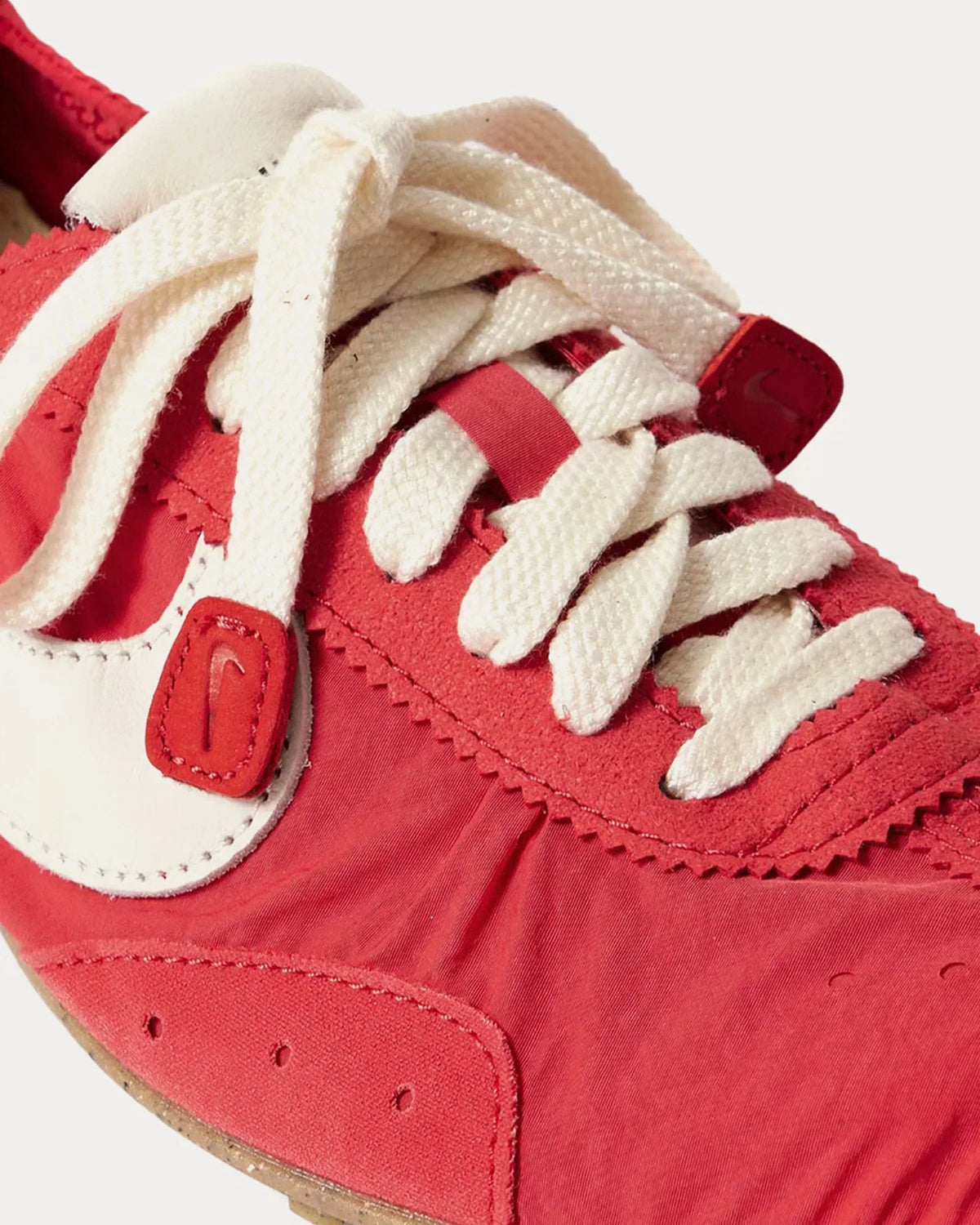 Mond - Jacquemus + Nike Kollaboration Schuhe