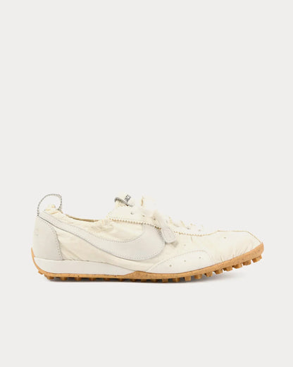 Mond - Jacquemus + Nike Kollaboration Schuhe