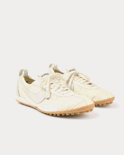 Mond - Jacquemus + Nike Kollaboration Schuhe