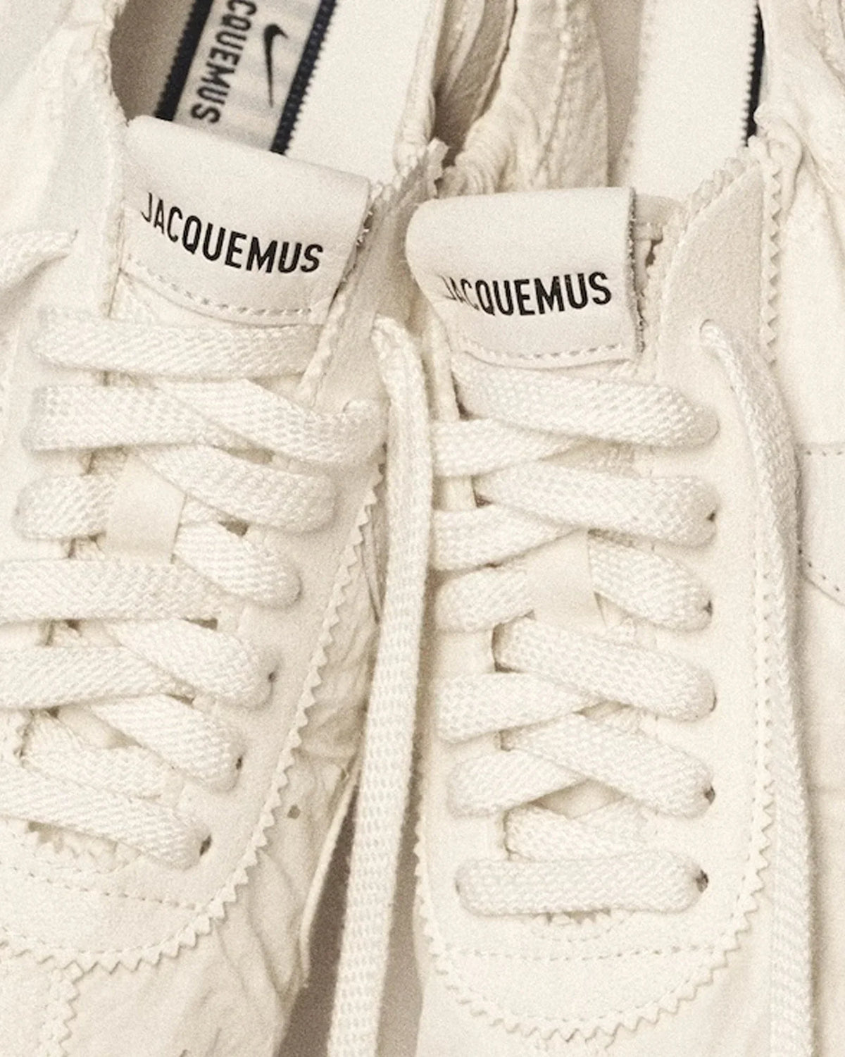 Mond - Jacquemus + Nike Kollaboration Schuhe